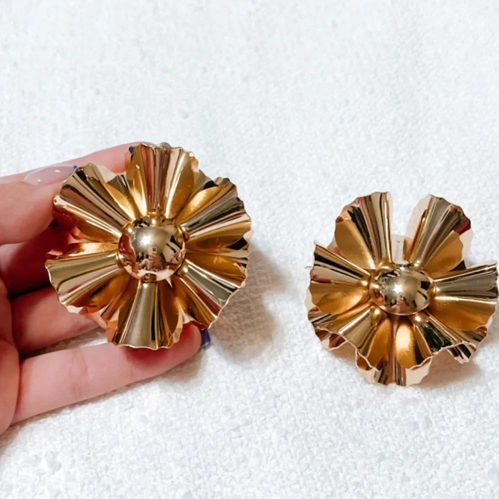 Gold flower statement earrings M228 - Picture 4 of 5